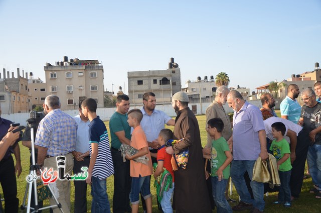  كفرقاسم - فيديو : تتصافح الايدي وتتعانق الرقاب في صلاة عيد الاضحى المبارك في المصلى ومشاركة واسعة مع الابتسامة 